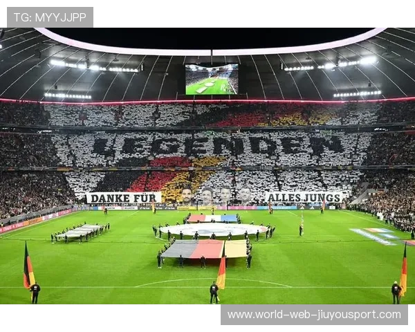 传奇球星回归主场，观众全体起立致敬