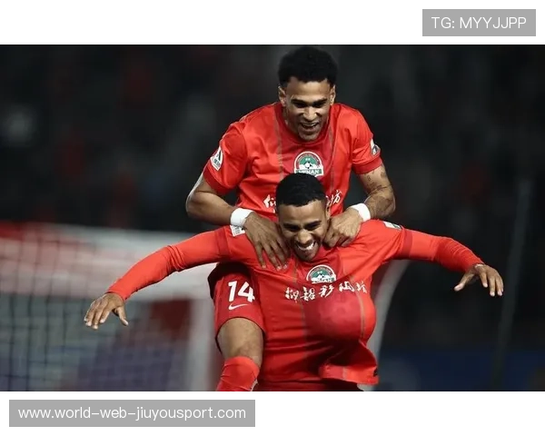 河南队古斯塔沃点球点附近停球，转身抽射被门将挡出